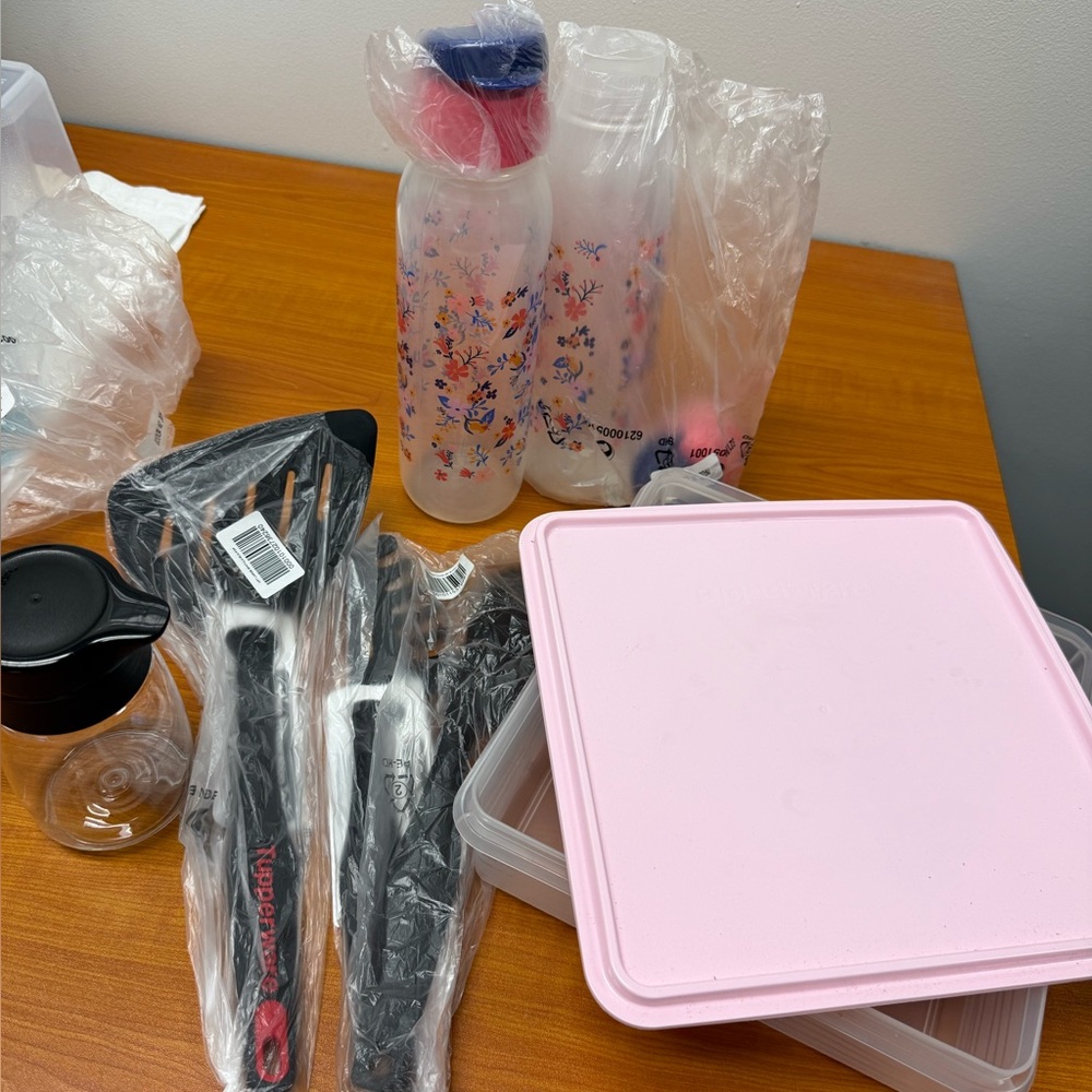 Tupperware NWT baking set plus more